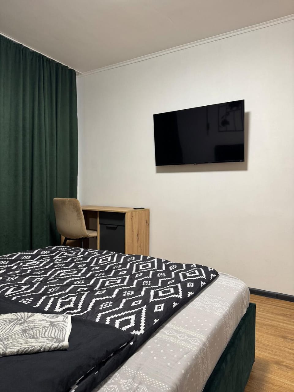 Bed, TV and multimedia, Bedroom