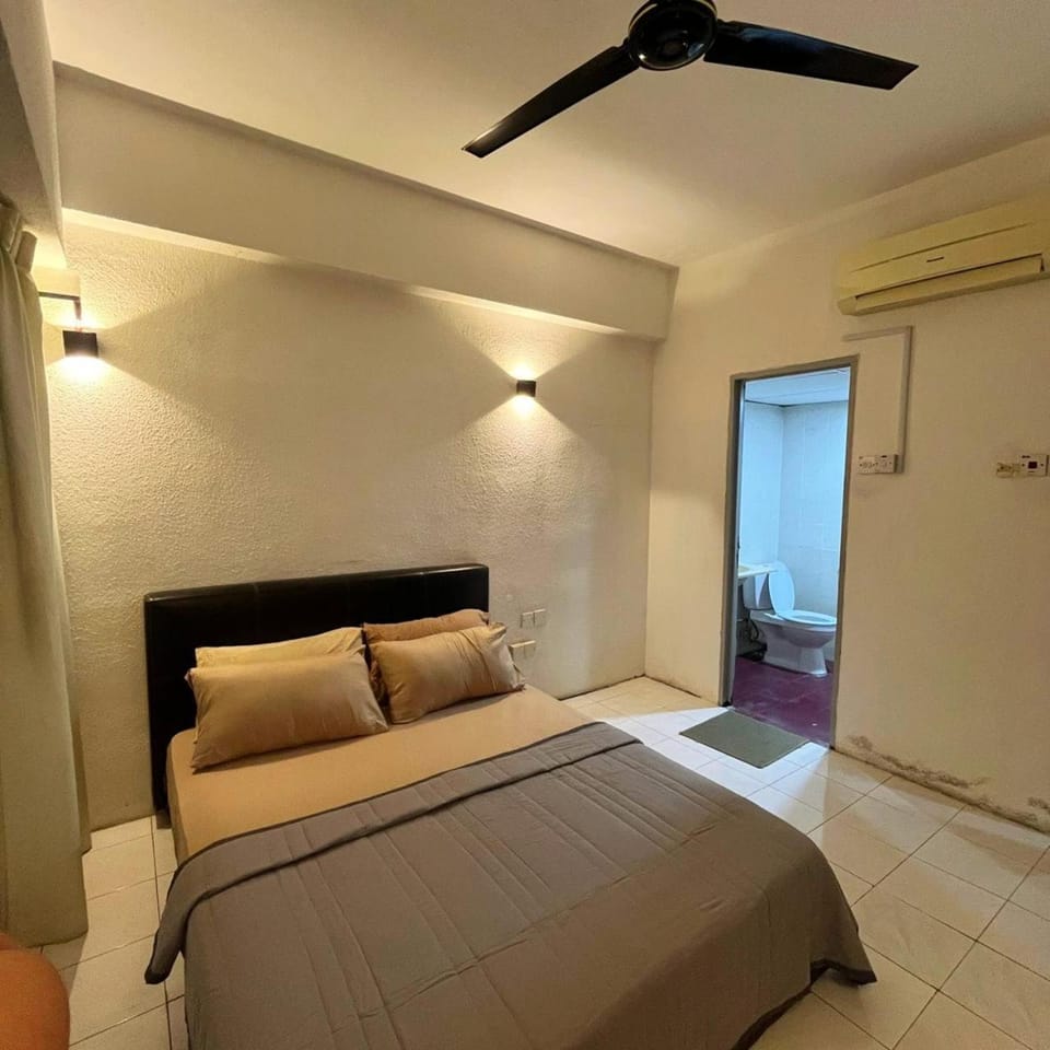 Bed, Photo of the whole room, Bedroom, Public Bath, air conditioner