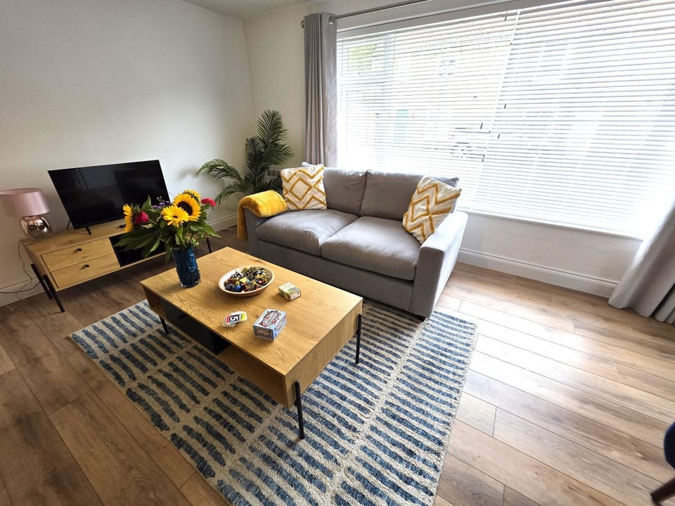 Communal lounge/ TV room, TV and multimedia, Living room, Seating area, Evening entertainment