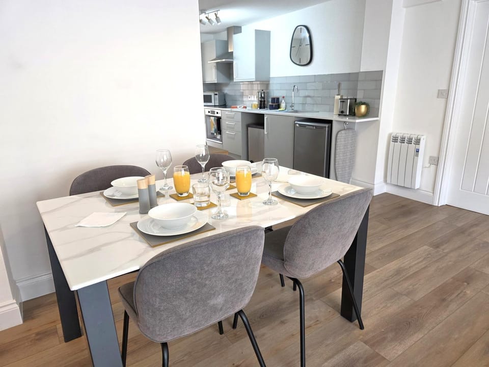 Kitchen or kitchenette, Dining area, oven