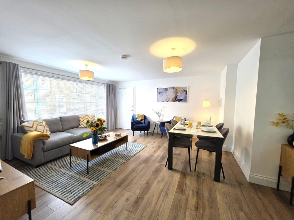 TV and multimedia, Living room, Seating area, Dining area