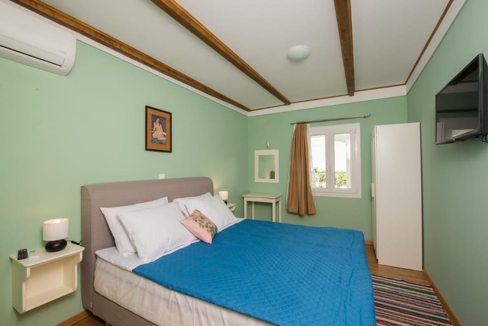 Property building, Living room, Bedroom