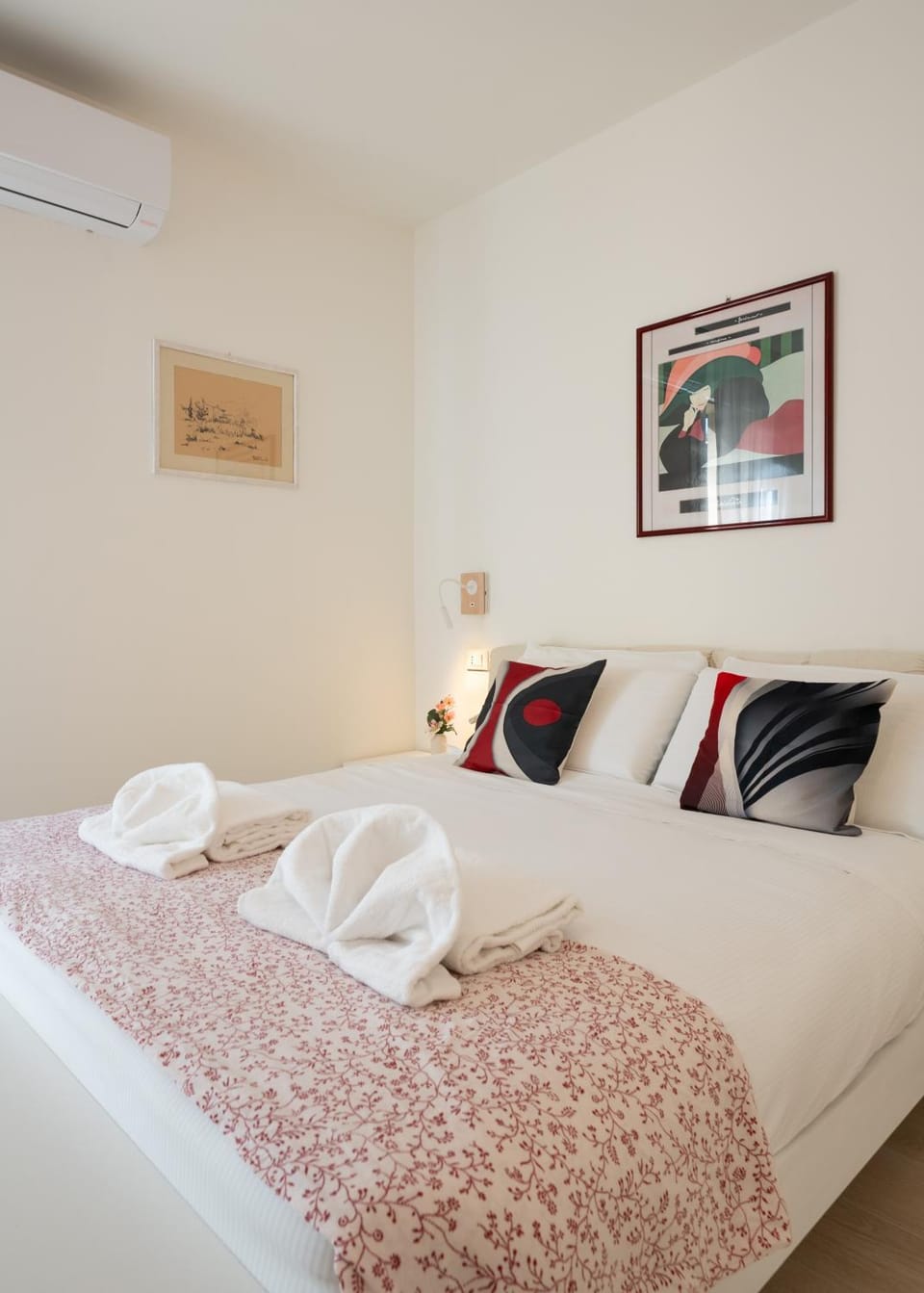 Bed, Photo of the whole room, Bedroom, towels, air conditioner