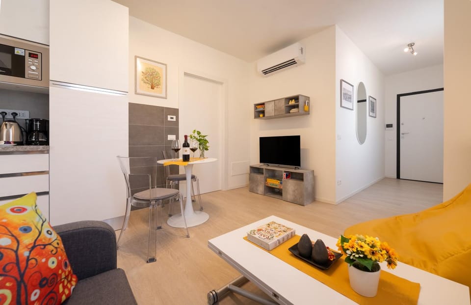 Communal lounge/ TV room, TV and multimedia, Kitchen or kitchenette, Living room, Seating area, Dining area, Evening entertainment, minibar, oven, air conditioner