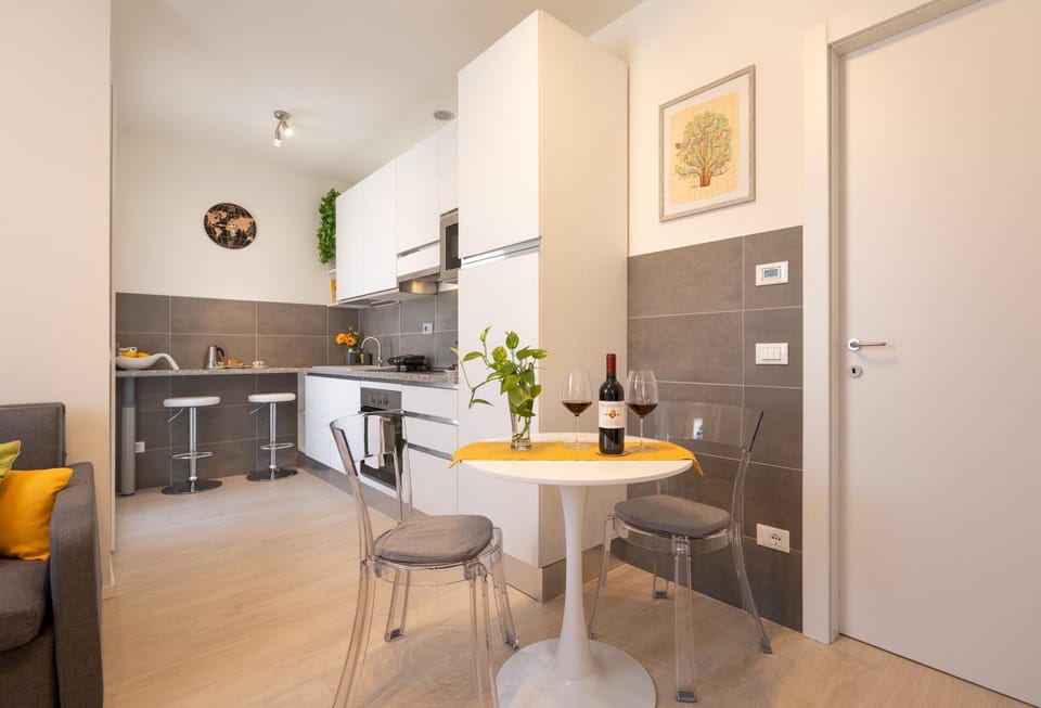 Kitchen or kitchenette, Living room, Seating area, Dining area, stove