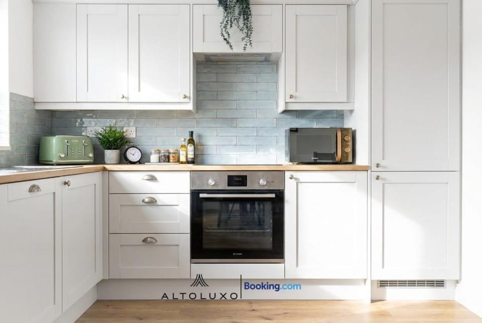 AltoHaus Luxury 4BR House By AltoLuxo Short Lets & Serviced Accommodation With Parking Apartment in Bristol