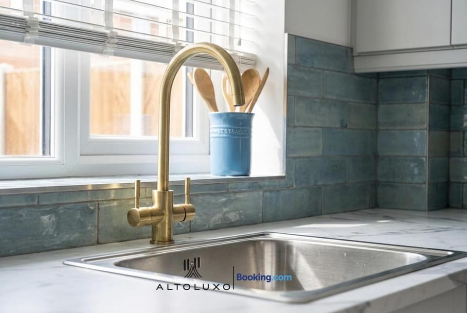 AltoHaus Luxury 4BR House By AltoLuxo Short Lets & Serviced Accommodation With Parking Apartment in Bristol