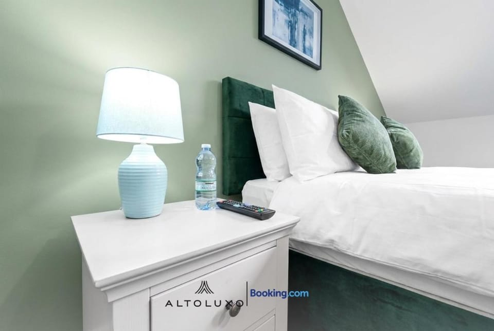 AltoHaus Luxury 4BR House By AltoLuxo Short Lets & Serviced Accommodation With Parking Apartment in Bristol