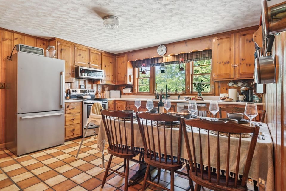 Dining area, kitchen