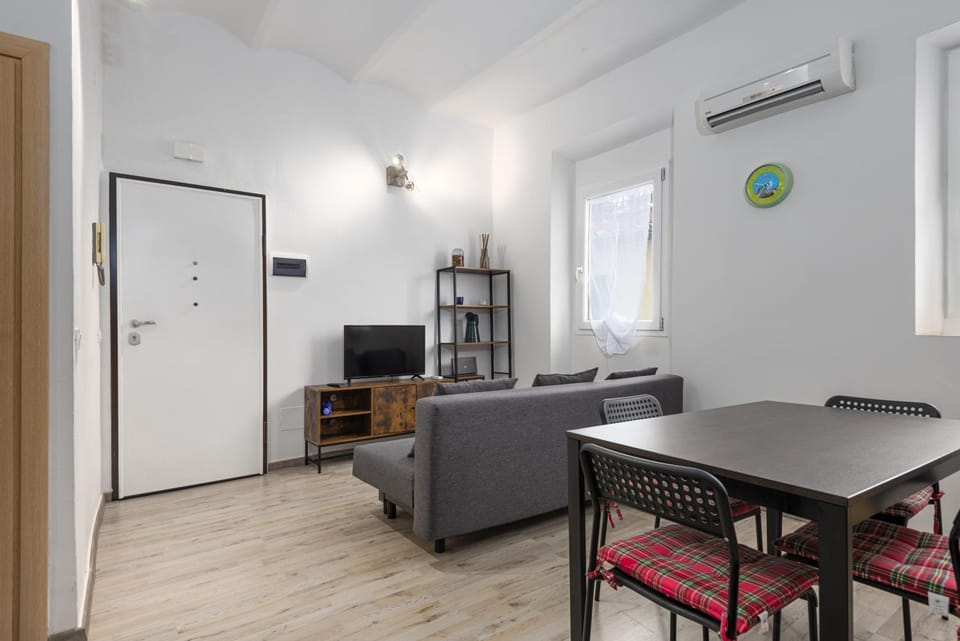 TV and multimedia, Living room, Dining area, air conditioner