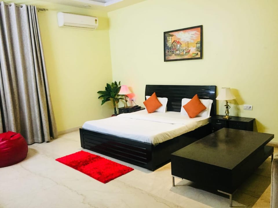 Bed, Photo of the whole room, Seating area, air conditioner