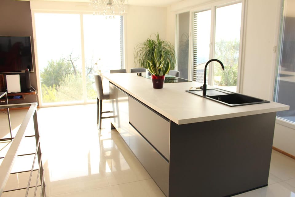 Kitchen or kitchenette, Dining area, stove