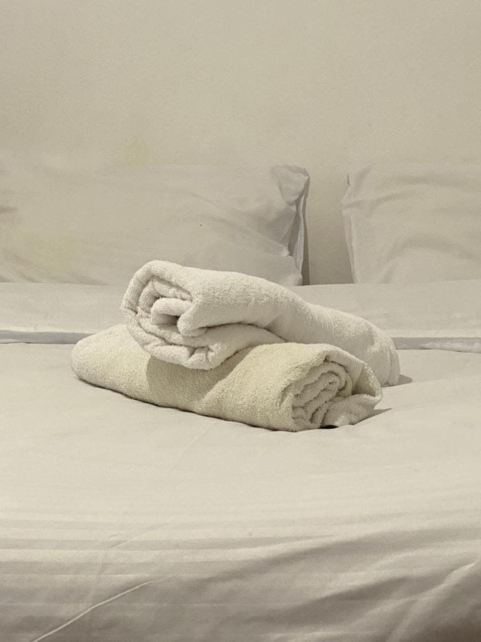 Bed, towels