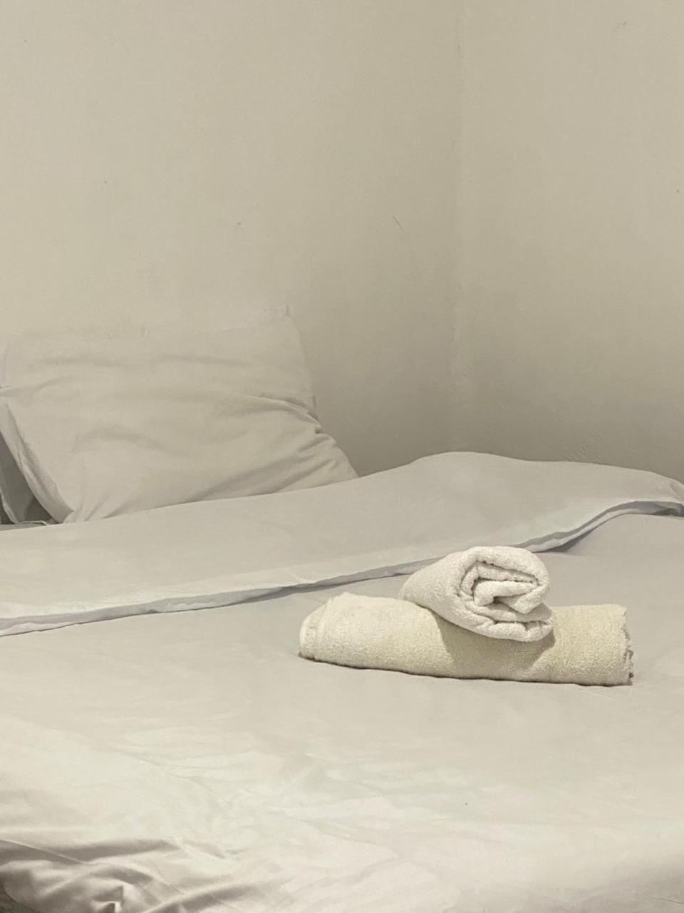 Bed, Bedroom, towels