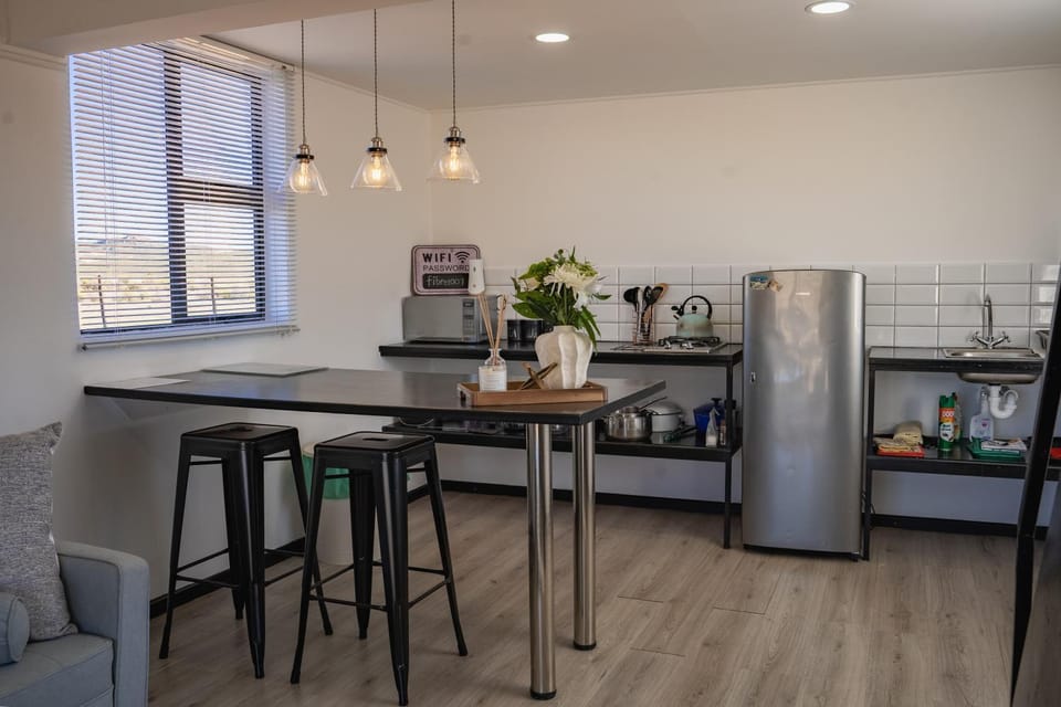 Coffee/tea facilities, Kitchen or kitchenette, Dining area, minibar