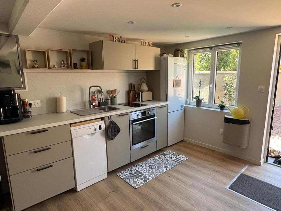 Coffee/tea facilities, Kitchen or kitchenette, dishwasher, oven, stove, toaster