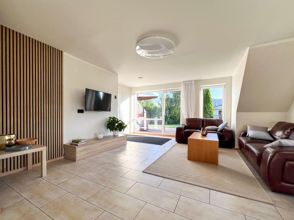 Communal lounge/ TV room, TV and multimedia, Living room, Seating area, Evening entertainment