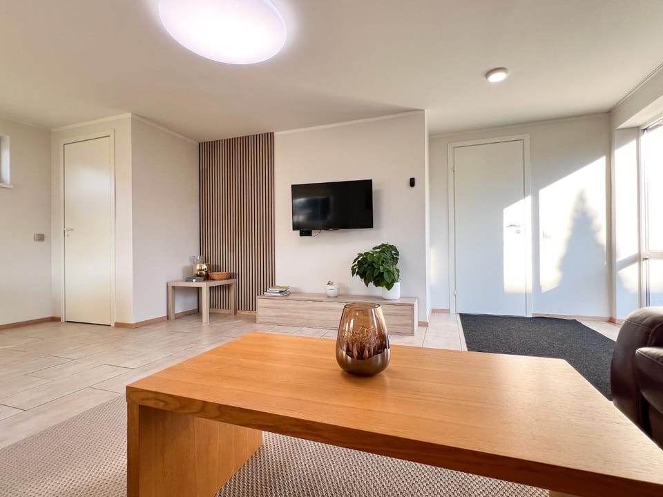 Communal lounge/ TV room, TV and multimedia, Living room, Seating area, Evening entertainment