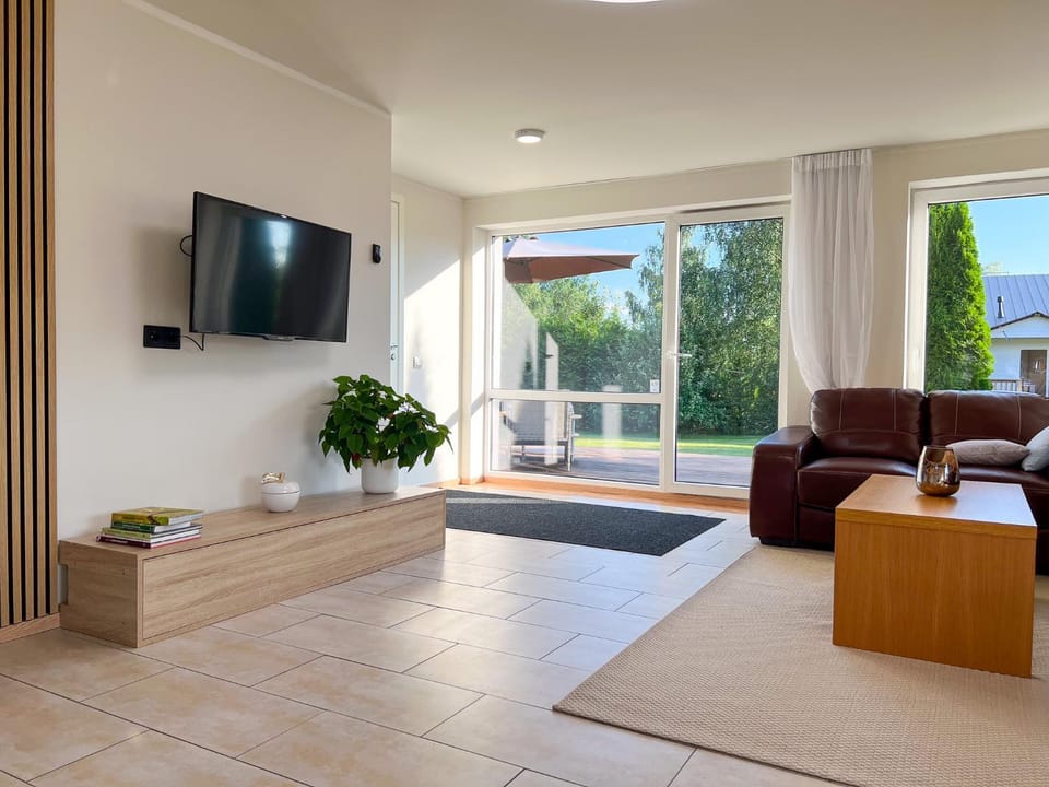 Communal lounge/ TV room, TV and multimedia, Living room, Seating area, Evening entertainment