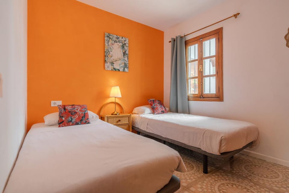 Photo of the whole room, Bedroom