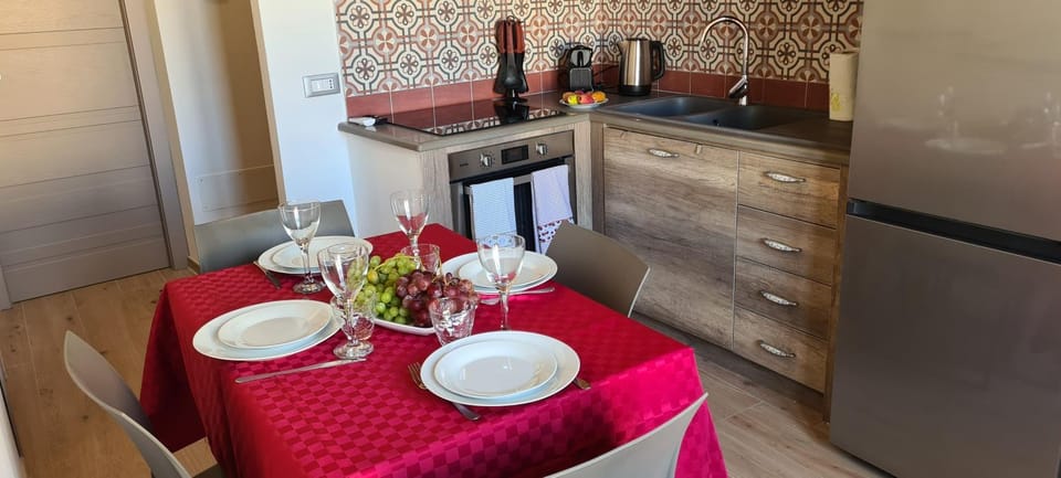Coffee/tea facilities, Kitchen or kitchenette, Seating area, Dining area, oven, stove