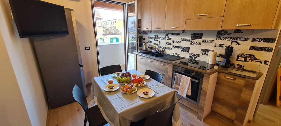 Coffee/tea facilities, Kitchen or kitchenette, Food and drinks, Seating area, Dining area, Food, oven, stove
