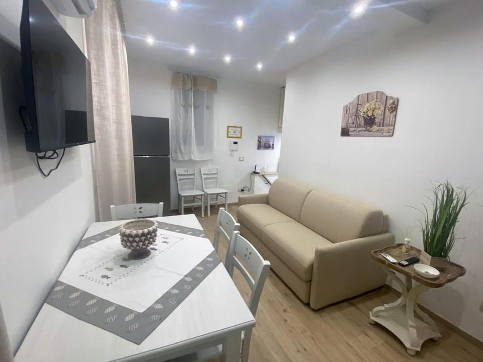 Communal lounge/ TV room, TV and multimedia, Living room, Seating area, Dining area