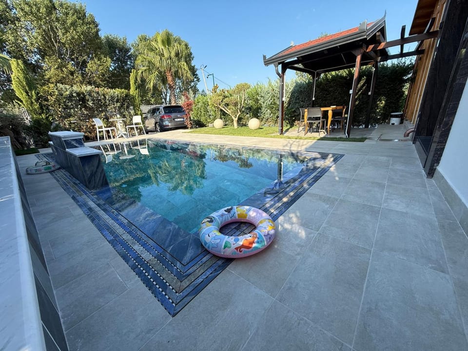 Patio, Swimming pool, sunbed