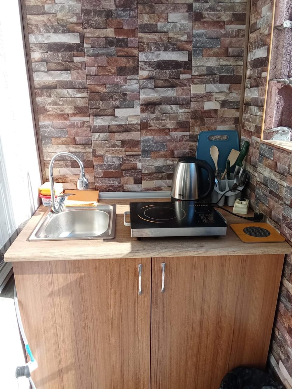 Coffee/tea facilities, Kitchen or kitchenette, stove