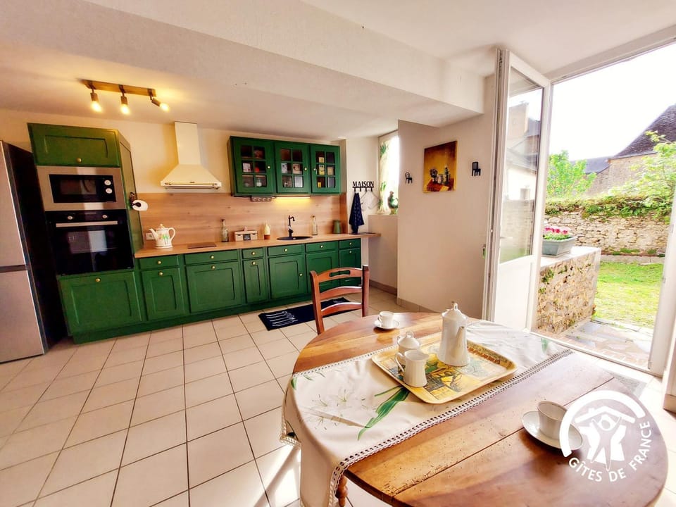 Kitchen or kitchenette, Dining area, stove
