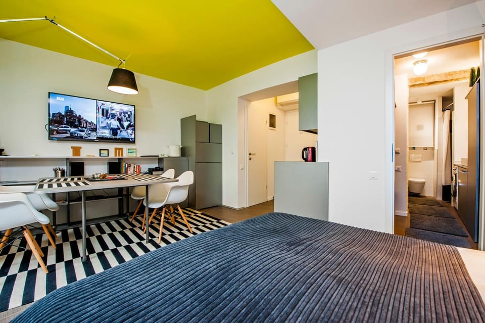 Bathroom, TV and multimedia, Kitchen or kitchenette, Living room, Photo of the whole room, Seating area, Dining area, Bedroom