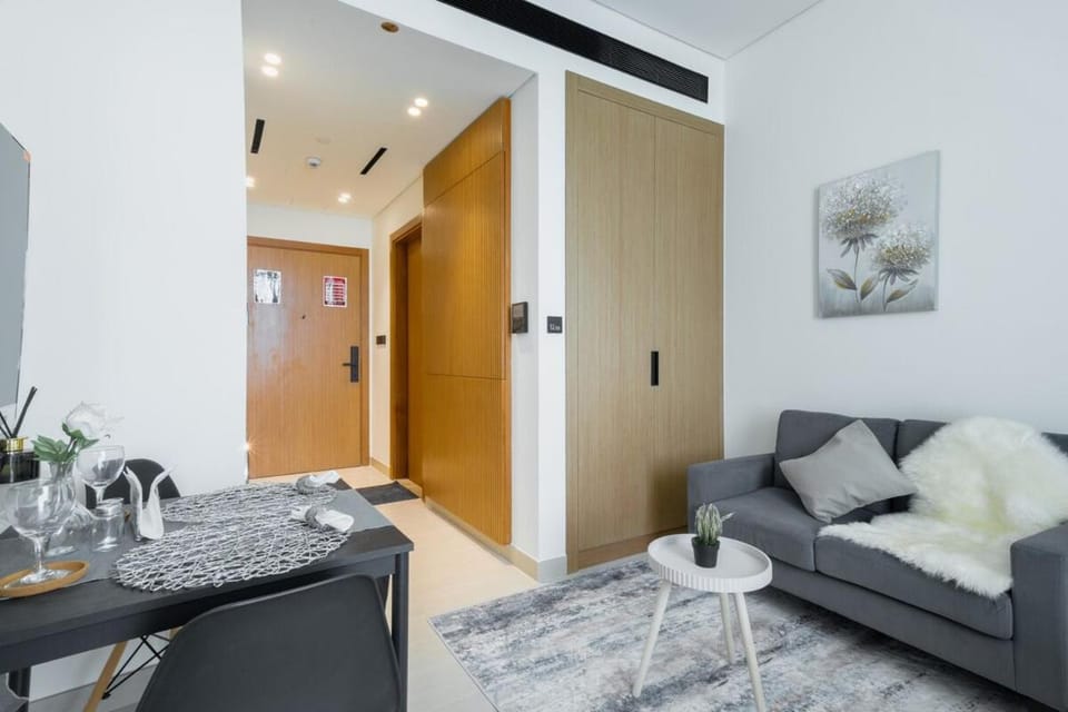 Binghatti Azure Studio I Balcony & Pool I Sleeps 3 Apartment in Dubai