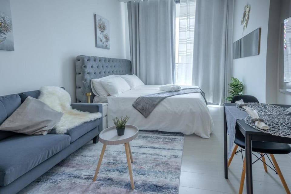 Binghatti Azure Studio I Balcony & Pool I Sleeps 3 Apartment in Dubai