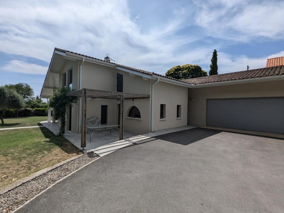 Maison élégante avec piscine privative, jardin clos et animaux admis - FR-1-653-279 House in Angoulême