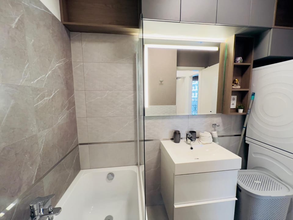 Karzo Property LU 205 Free Garage Apartment in Budapest