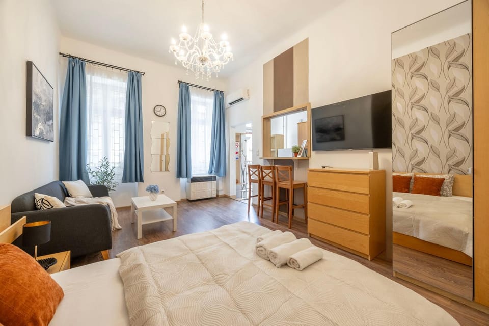 Bed, TV and multimedia, Living room, Photo of the whole room, Seating area, Bedroom, towels, wardrobe