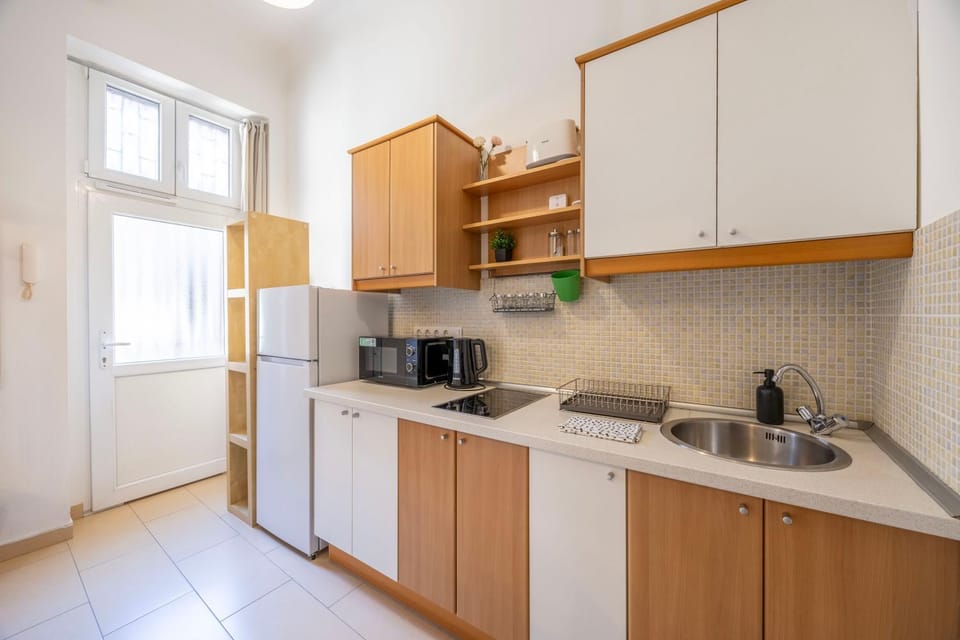 Kitchen or kitchenette, dishwasher, stove