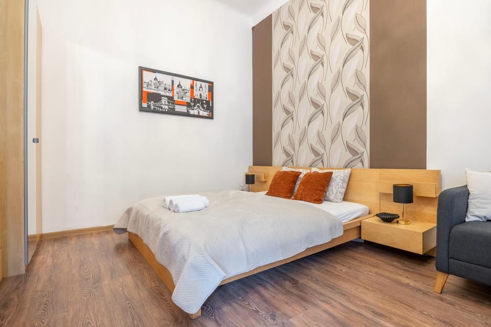 Bed, Living room, Photo of the whole room, Seating area, Bedroom, towels