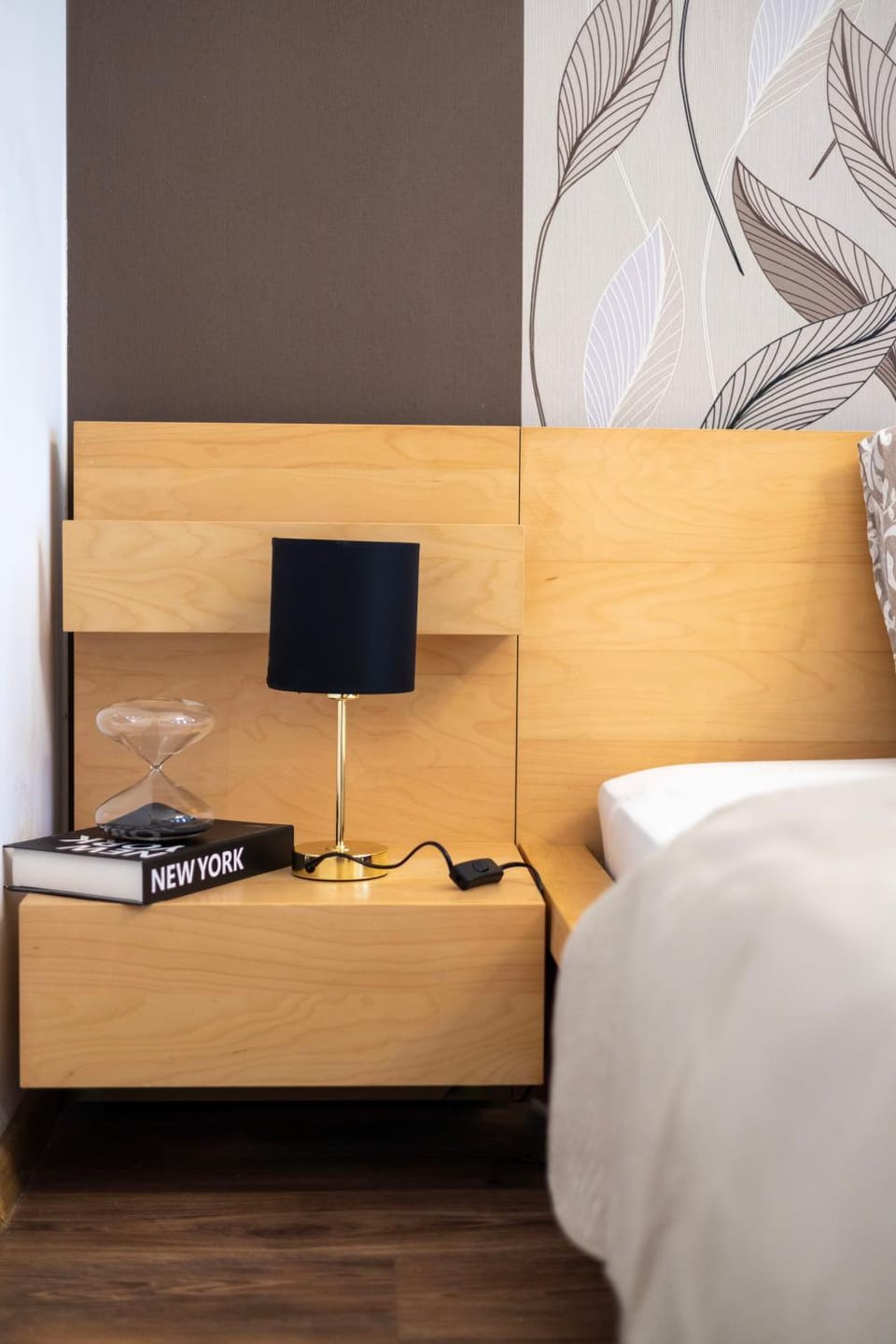 Bed, TV and multimedia, Bedroom