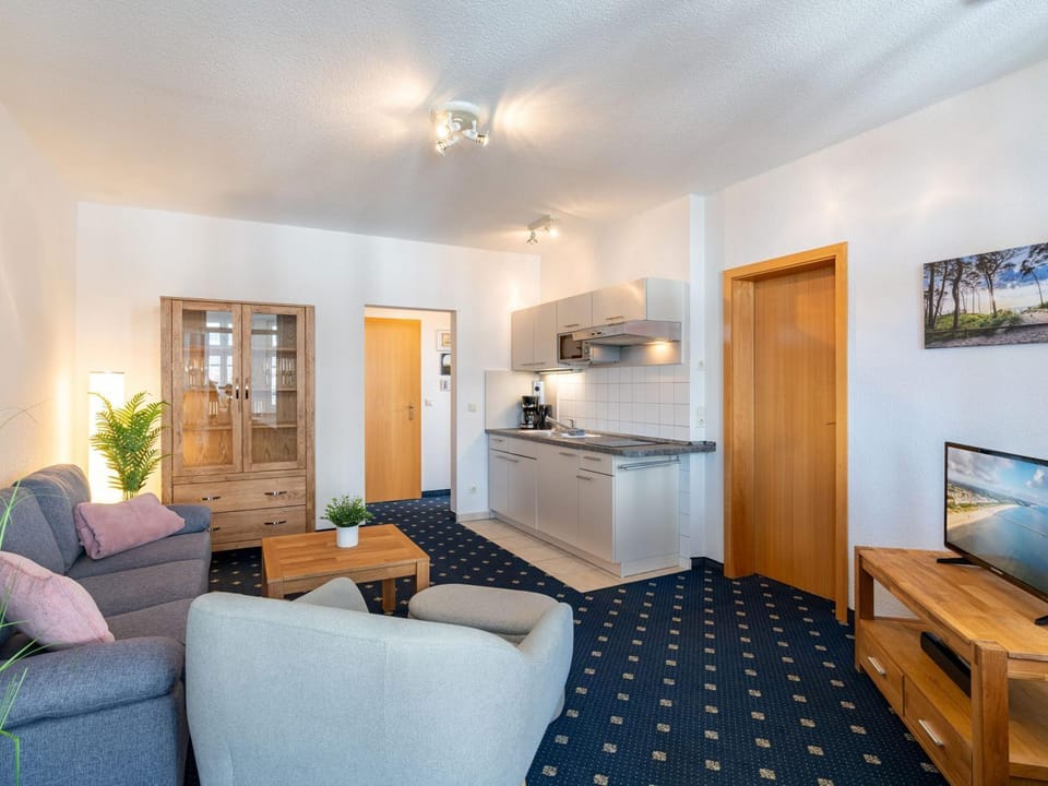 TV and multimedia, Kitchen or kitchenette, Living room, Seating area, Dining area, stove