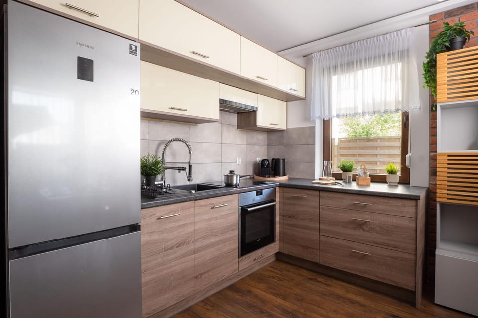 Coffee/tea facilities, Kitchen or kitchenette, dishwasher, oven, stove