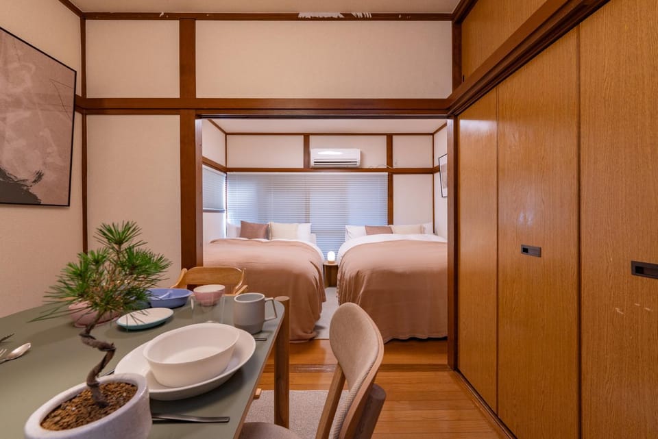 Bed, Dining area, Bedroom