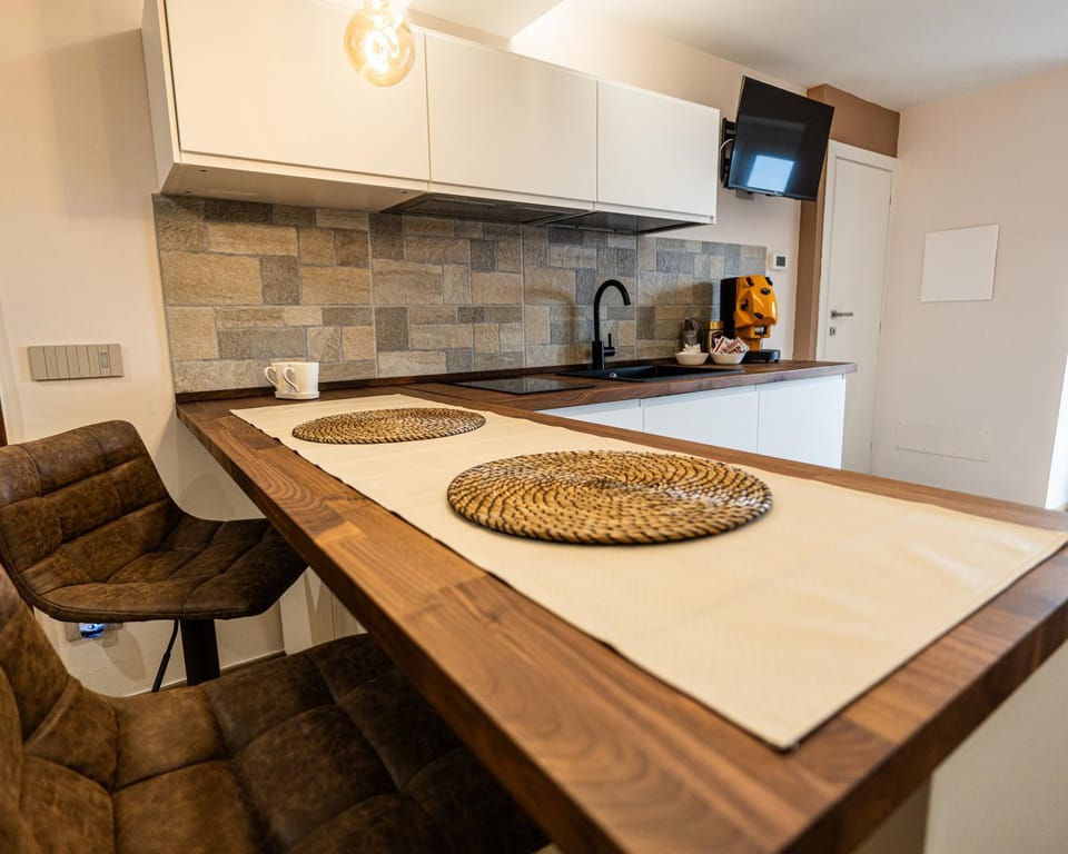 Coffee/tea facilities, Kitchen or kitchenette, Dining area