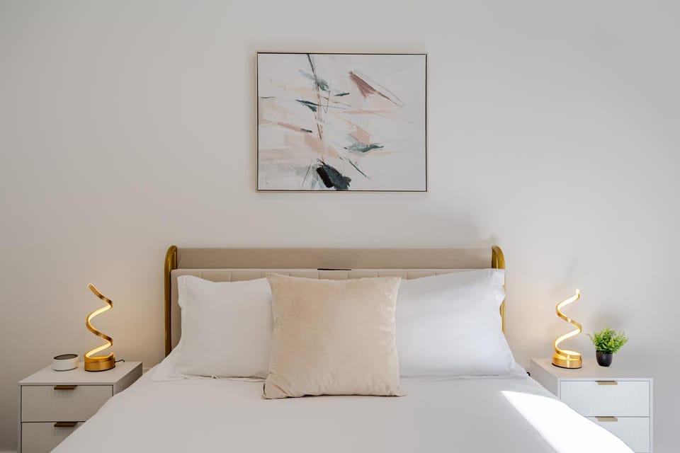 Bed, Photo of the whole room, Decorative detail, Bedroom