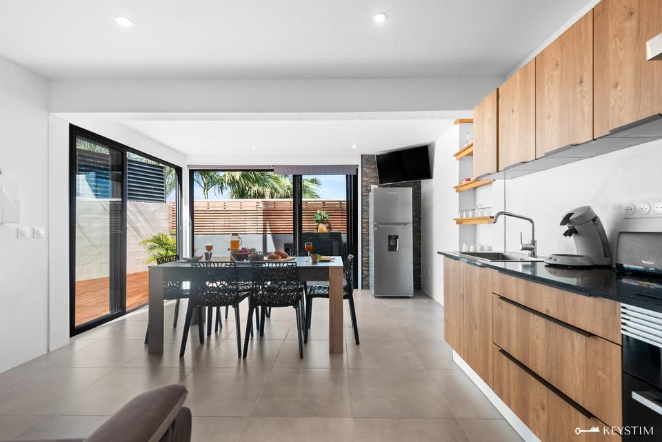 Kitchen or kitchenette, Dining area