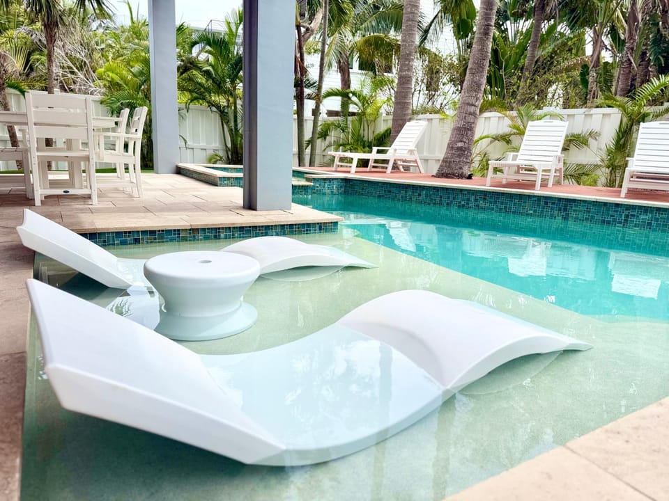 Pool view, Swimming pool, sunbed