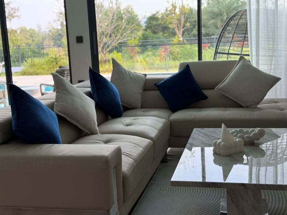 Living room, Seating area, Guests