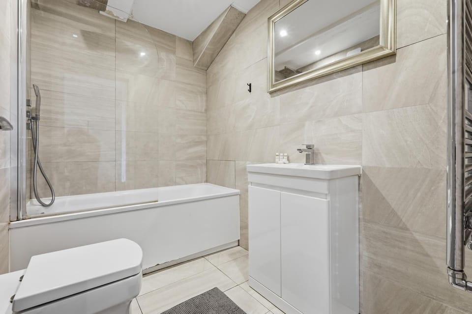 Shower, Toilet, Bathroom, Bath, towels