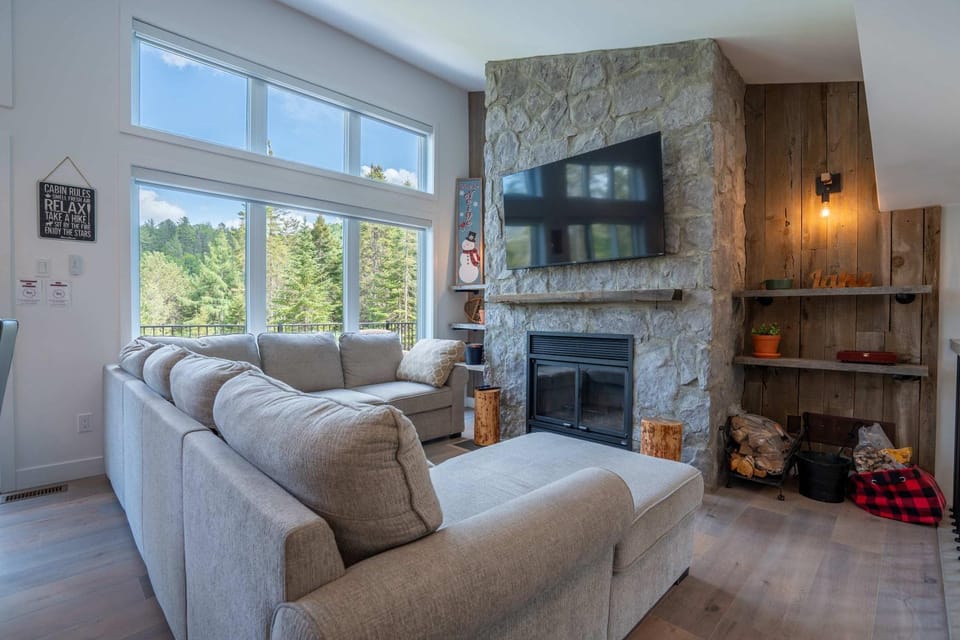 LAKE and SPA - Le Matit 21 Chalet in Quebec