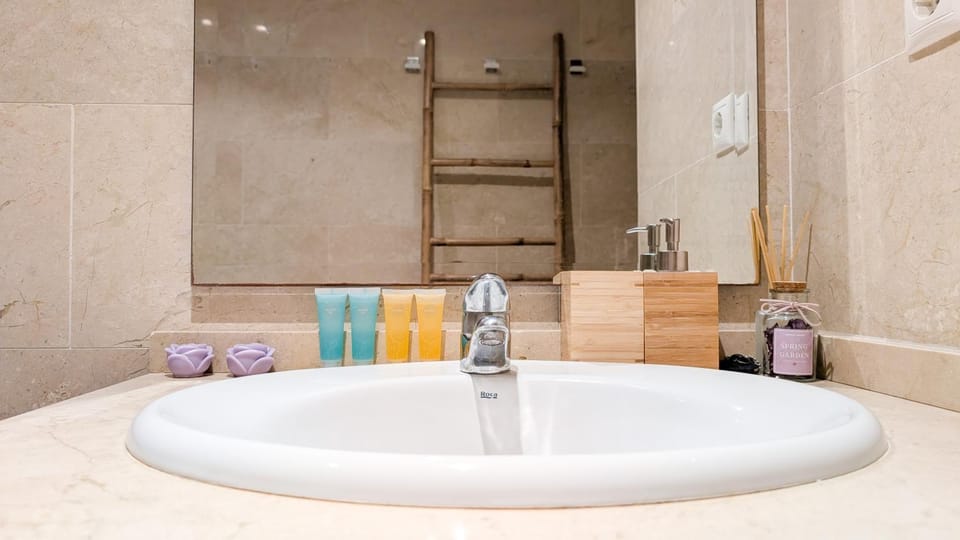 Bathroom, towels